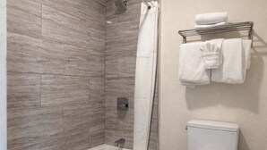 Kylpyhuone, jossa on kylpyamme, wc ja suihkuverho.
