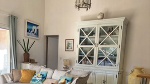 A living room with a sofa, a cabinet, a lamp, and a large vase. - Pleasant vacation home for 4 people near the beach Biscarrosse lake (Biscarrosse)