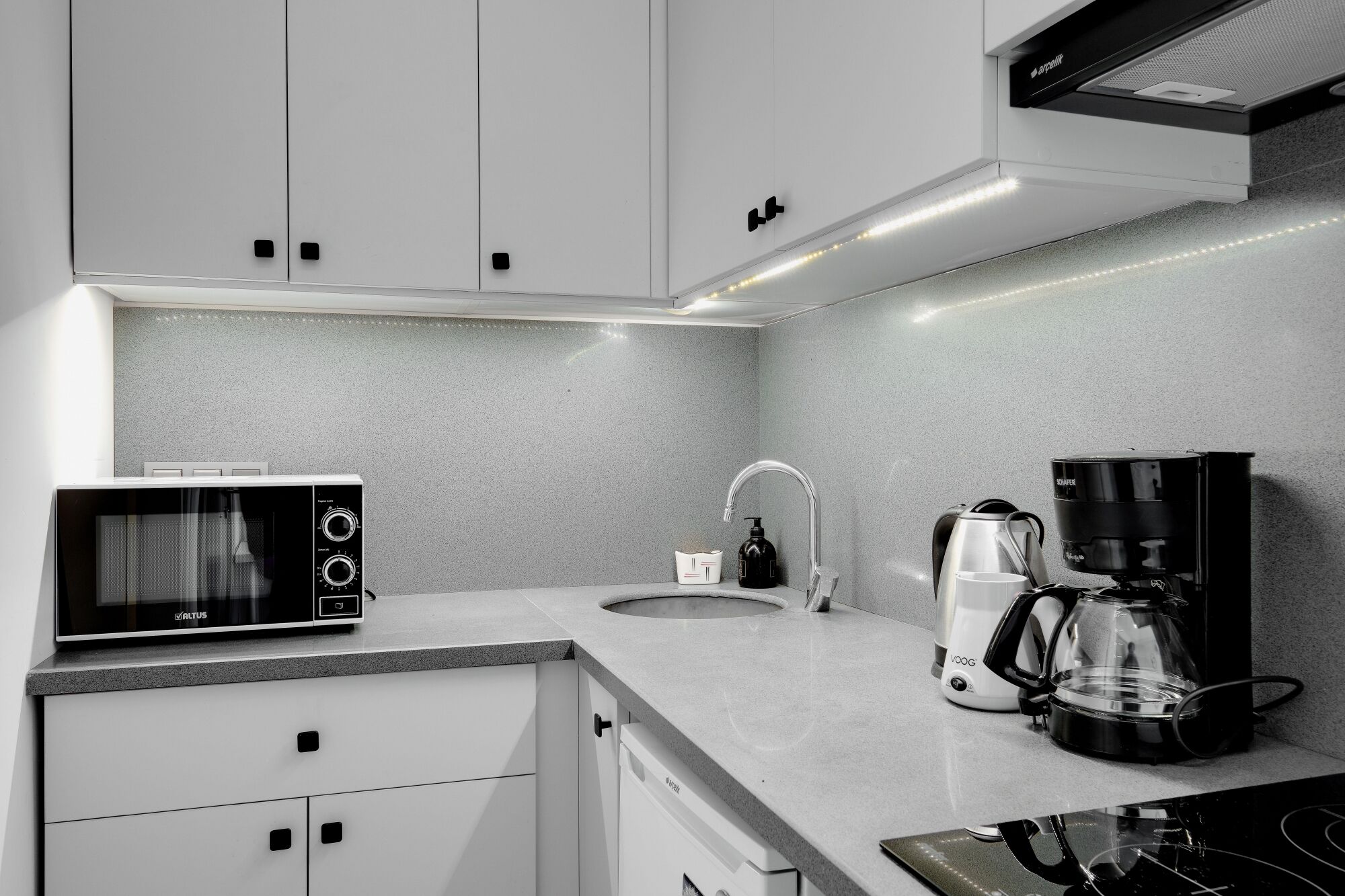 Kjøleskap, ovn, kaffetrakter/tekoker og kjøkkenutstyr