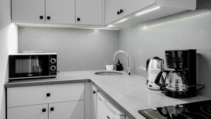 Cafetera/tetera, refrigerador, horno, utensilios de cocina