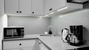 Kjøleskap, ovn, kaffetrakter/tekoker og kjøkkenutstyr