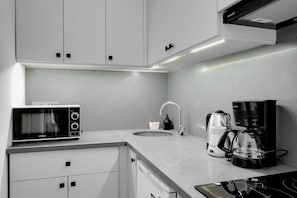 Kjøleskap, ovn, kaffetrakter/tekoker og kjøkkenutstyr