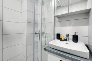 Dusj, hårføner og håndklær