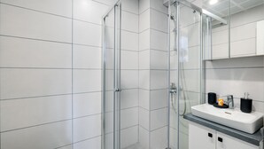 Ducha, secador de pelo, toallas