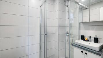 Dusj, hårføner og håndklær