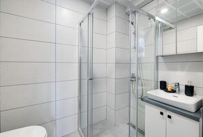 Dusj, hårføner og håndklær