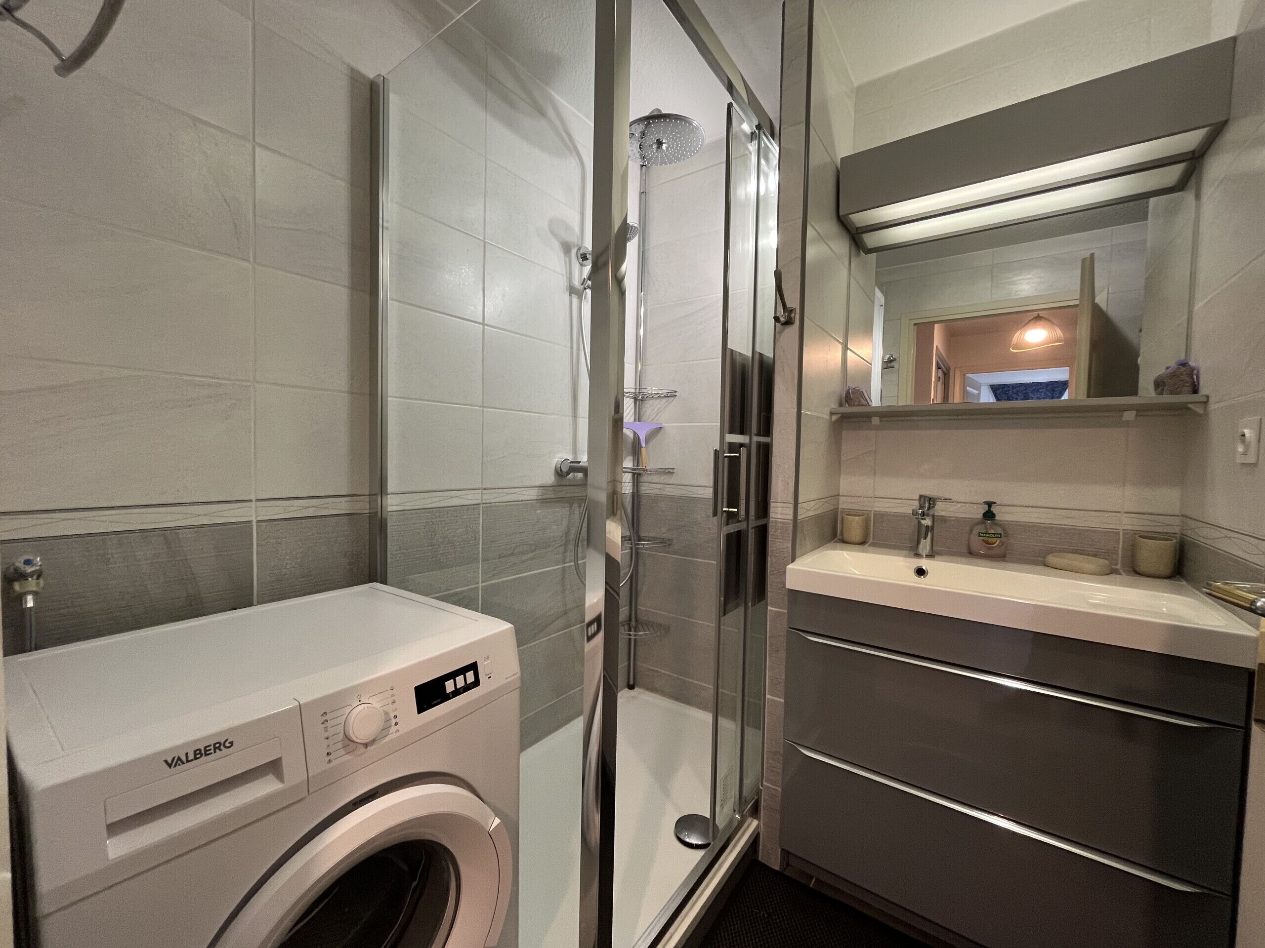 Dusj, hårføner og håndklær