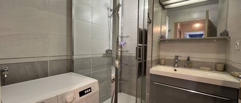 Douche, séchoir à cheveux, serviettes fournies