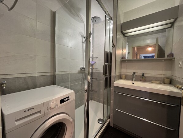 Shower, hair dryer, towels - Port Fréjus LE NAUTICA, 2/3-bedroom apartment, sleeps 5, close to beaches and amenities, large balcony, air conditioning, Wi-Fi and garage (Fréjus)