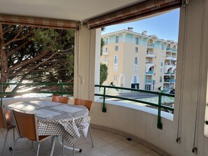 Outdoor dining - Port Fréjus LE NAUTICA, 2/3-bedroom apartment, sleeps 5, close to beaches and amenities, large balcony, air conditioning, Wi-Fi and garage (Fréjus)