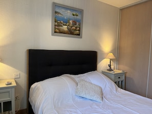 Iron/ironing board, free WiFi, bed sheets - Port Fréjus LE NAUTICA, 2/3-bedroom apartment, sleeps 5, close to beaches and amenities, large balcony, air conditioning, Wi-Fi and garage (Fréjus)