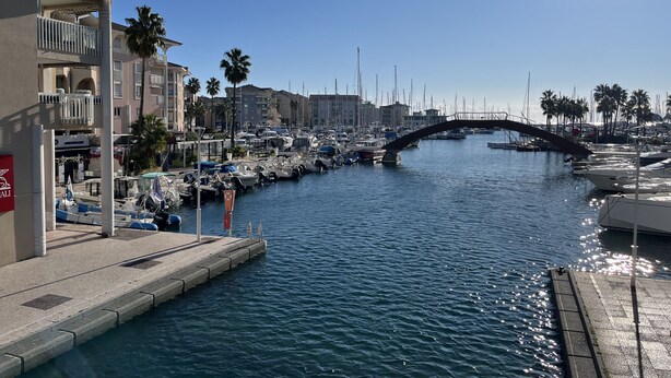 A marina with boats docked, a bridge, and buildings along the waterfront. - Port Fréjus LE NAUTICA, 2/3-bedroom apartment, sleeps 5, close to beaches and amenities, large balcony, air conditioning, Wi-Fi and garage (Fréjus)