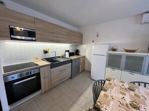 Wasserkocher mit Kaffee-/Teezubehör, Kühlschrank, Mikrowelle, Ofen