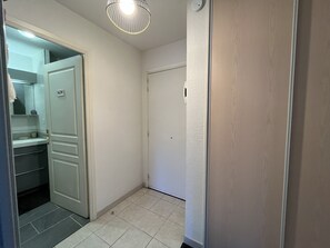 Interior - Port Fréjus LE NAUTICA, 2/3-bedroom apartment, sleeps 5, close to beaches and amenities, large balcony, air conditioning, Wi-Fi and garage (Fréjus)
