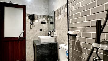 Deluxe Triple Room, Mountain View | Bathroom