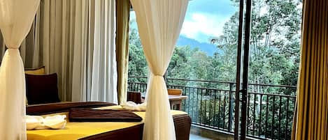 Chambre Triple Deluxe, vue montagne | Intérieur