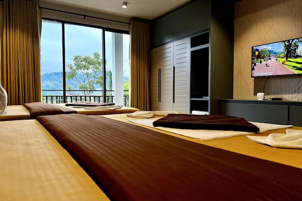 Habitación cuádruple Deluxe, vistas a la montaña | Wifi gratis