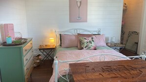 Unclassified image, 4 of 24, button - Smithtown Champagne B&B (Bed and Bubbles) (Smithtown)