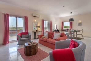 TV - Villa Machado by Villa Plus (Lagoa)