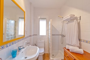 Hair dryer, towels - Villa Michelle by Villa Plus (Corralejo)