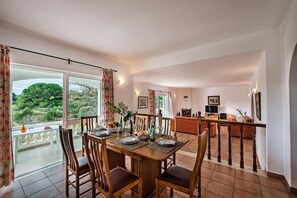 Dining - Villa Ricardo by Villa Plus (Praia do Carvoeiro)