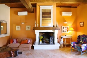 TV - Rosalie Guest Room (Bizanet)