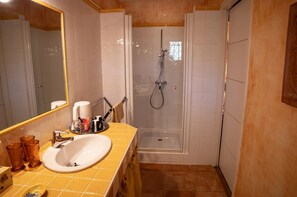 Douche, sèche-cheveux, serviettes fournies