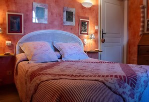 1 bedroom, WiFi, bed sheets - Rosalie Guest Room (Bizanet)