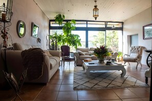 TV - Rosalie Guest Room (Bizanet)