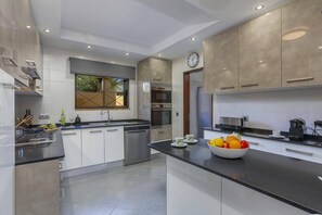 Microwave, dishwasher, coffee/tea maker - Villa Tadeu Quatro by Villa Plus (Arzinha)