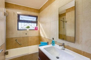 Hair dryer, towels - Villa Tadeu Quatro by Villa Plus (Arzinha)