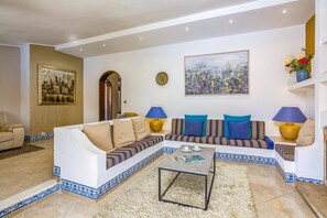 TV, ping pong - Villa Tadeu Quatro by Villa Plus (Arzinha)