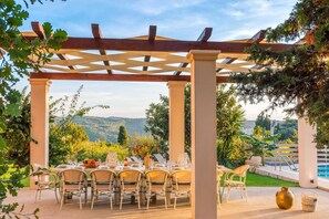 Outdoor dining - Villa Victor by Villa Plus (Ionian Islands)