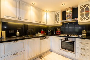 Fridge, oven, stovetop, dishwasher