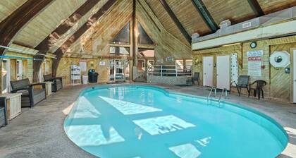 107 ~ Cole Creek Corner ~ COZY STUDIO WITH KITCHENETTE, POOL, HOT TUB!