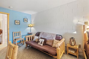 Smart TV, books - 107 ~ Cole Creek Corner ~ COZY STUDIO WITH KITCHENETTE, POOL, HOT TUB! (Red Lodge)