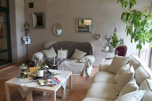 TV - Victorine Guest Room (Bizanet)