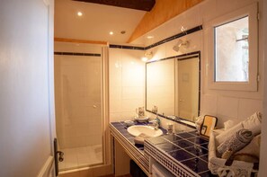 Dusj, hårføner og håndklær