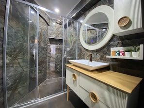 Regadera, secadora de cabello, toallas 