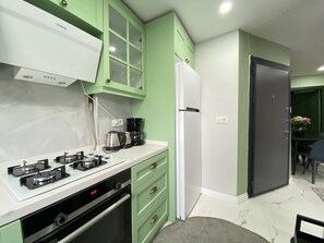 Refrigerador, horno, lavavajillas y cafetera y tetera 