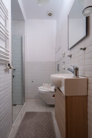 Shower, hair dryer, towels - Welcoming City Escape in Central Beyoğlu (Istanbul)