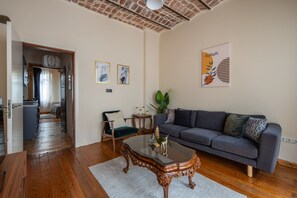 TV - Welcoming City Escape in Central Beyoğlu (Istanbul)