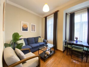 TV - Charming Vintage 3BR in the Heart of Beyoğlu (Istanbul)