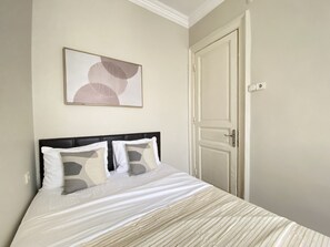 4 bedrooms, free WiFi, bed sheets - Charming Vintage 3BR in the Heart of Beyoğlu (Istanbul)