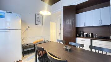 Refrigerador, placa de cocina, lavavajillas, cafetera/tetera