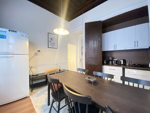 Refrigerador, placa de cocina, lavavajillas, cafetera/tetera