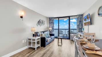 Signature-huoneisto, 1 makuuhuone, parveke, rantanäköala | Olohuone | 32–tuumainen äly-TV, jossa digitaalikanavat