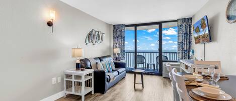 Lägenhet Signature - 1 sovrum - balkong - utsikt mot stranden | Vardagsrum | 32-tums smart-tv med digitalkanaler och streamingtjänster