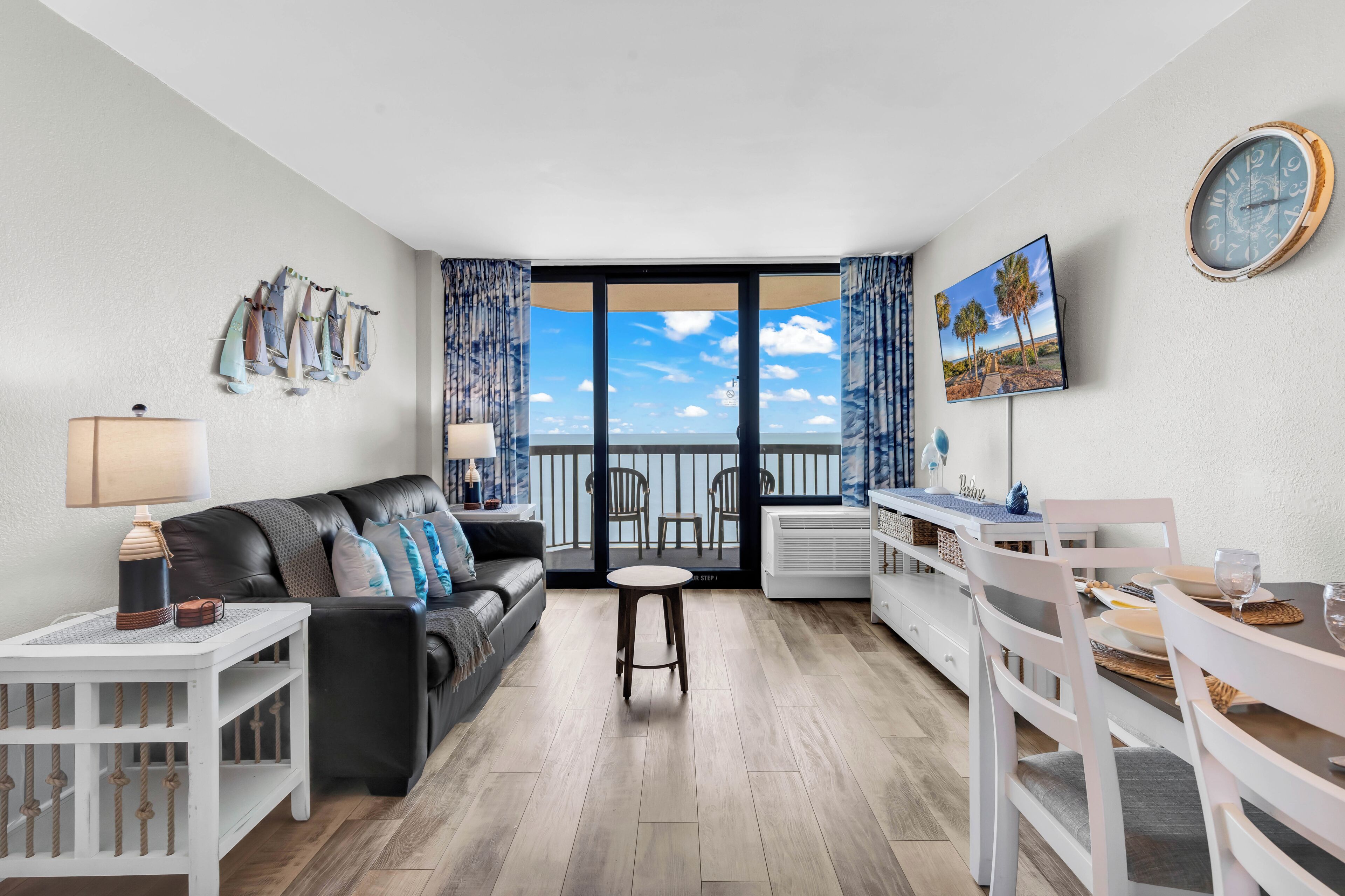 Signature-huoneisto, 1 makuuhuone, parveke, rantanäköala | Olohuone | 32–tuumainen äly-TV, jossa digitaalikanavat