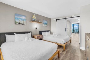 Signature-huoneisto, 1 makuuhuone, parveke, rantanäköala | Yksilöllisesti sisustettu, yksilöllisesti kalustettu